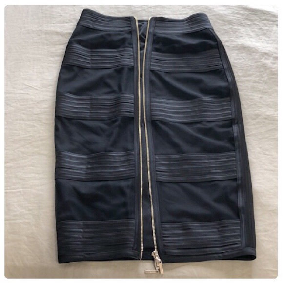 Marciano Dresses & Skirts - 💕Like New Black Marciano Pencil Skirt💕